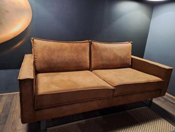 Prachtige bank in nieuwstaat beschikbaar voor biedingen