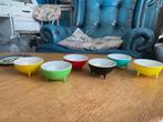 Retro eierdopjes in felle kleuren, Huis en Inrichting, Keuken | Servies, Overige materialen, Overige typen, Ophalen of Verzenden