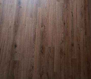 Donkerbruine laminaatvloer 32,5 m² - Klaar voor ophalen! beschikbaar voor biedingen