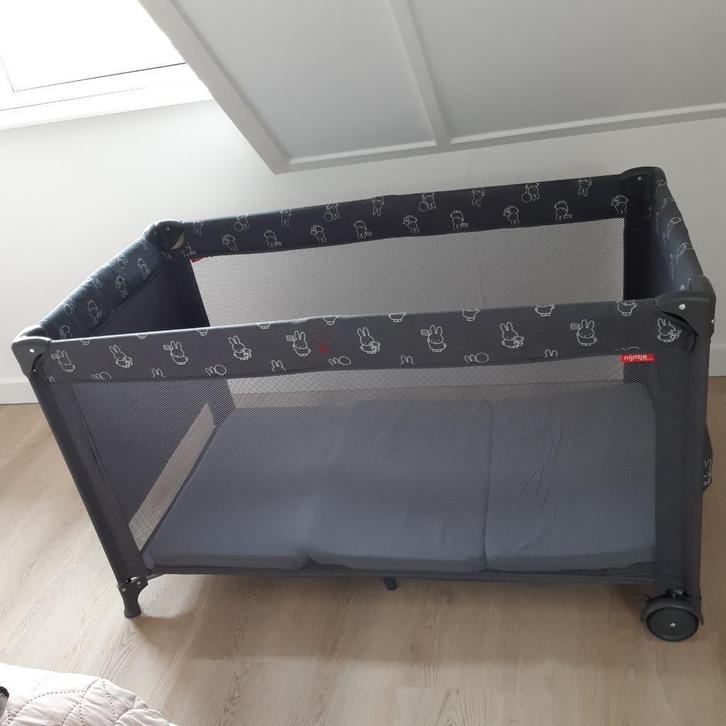 Z.g.a.n. kinder (reis) bedje Nijntje, kleur grijs met wit., Kinderen en Baby's, Kinderkamer | Overige Meubels, Zo goed als nieuw