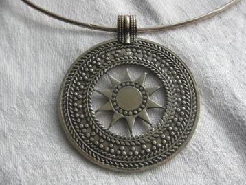 Spang met hanger van Oriëntaals zilver. beschikbaar voor biedingen