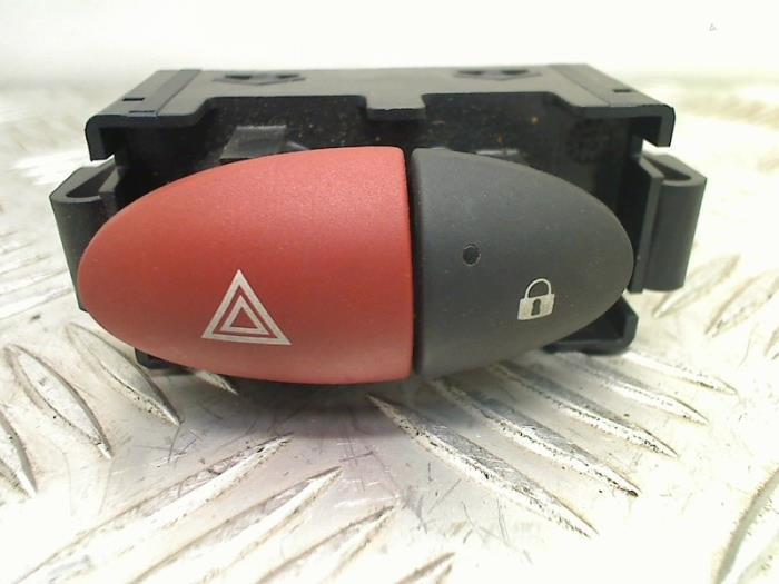 Paniekverlichtings Schakelaar van een Renault Twingo, Auto-onderdelen, Dashboard en Schakelaars, Renault, Gebruikt, 3 maanden garantie