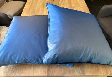 2x kussens 60x60cm satijn met velours hoenderveren vulling beschikbaar voor biedingen