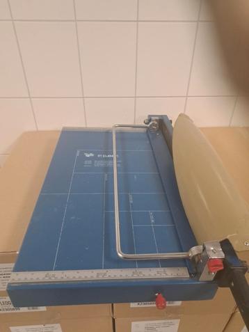 Professionele Papiersnijmachine beschikbaar voor biedingen