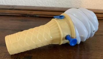 Waterpistool in vorm van softijsje, ijsje; ijsjespistool beschikbaar voor biedingen