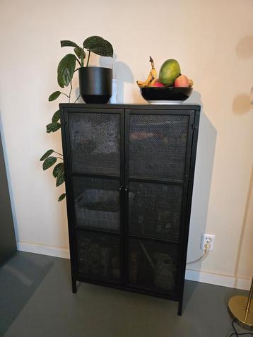 Voorraad/Servies kast beschikbaar voor biedingen