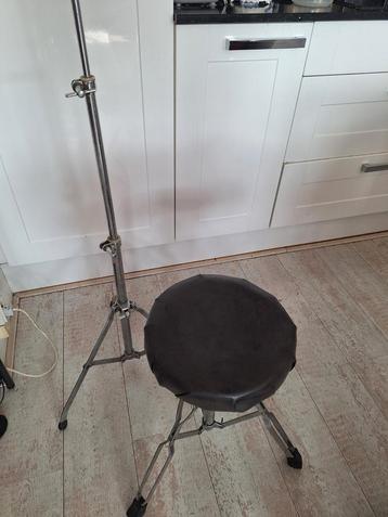 Drumkruk en bekkenstandaard beschikbaar voor biedingen