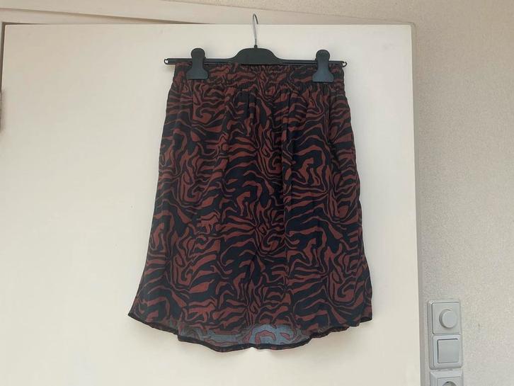 Korte rok met print - Juul & Belle, Kleding | Dames, Rokken, Zo goed als nieuw, Maat 36 (S), Zwart, Boven de knie, Ophalen of Verzenden