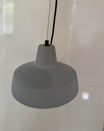 Hippe hanglamp van beton beschikbaar voor biedingen