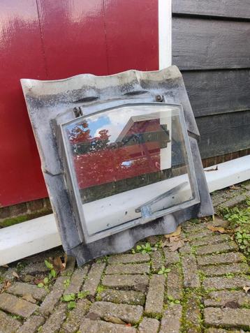 oud charmant aluminium dakraam  beschikbaar voor biedingen