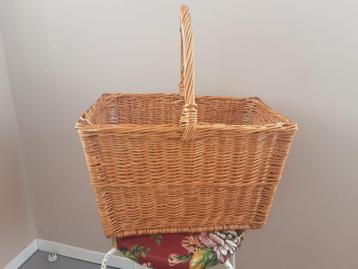 Stevige Zweedse Vintage Rieten Mand met robuust vast hengsel beschikbaar voor biedingen