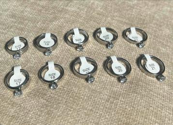 Set 10x ringen met steentje zilver (maat 17-21) beschikbaar voor biedingen