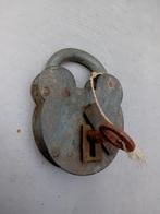 Oud hangslot met sleutel, verzinkt ijzer en messing, 10x8cm, Ophalen of Verzenden