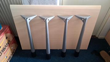 Stevig Bureaublad met Poten beschikbaar voor biedingen