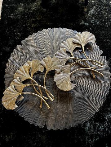 Goudkleurige decoratie bladeren beschikbaar voor biedingen