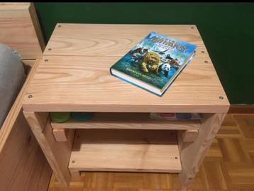 Steiger houten bed en kastje  beschikbaar voor biedingen