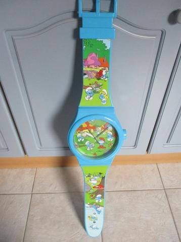 SMURFEN GROTE WANDKLOK als HORLOGE Gewoon als NIEUW 92CM beschikbaar voor biedingen
