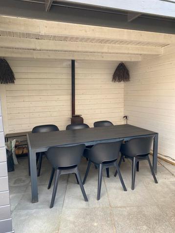 Zwarte tuintafel met 6 stoelen beschikbaar voor biedingen