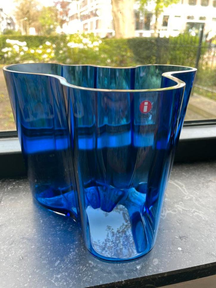 Iittala Alvar Aalto tafelvaas 120mm ultramarine blauw, Huis en Inrichting, Woonaccessoires | Vazen, Blauw, Minder dan 50 cm, Glas