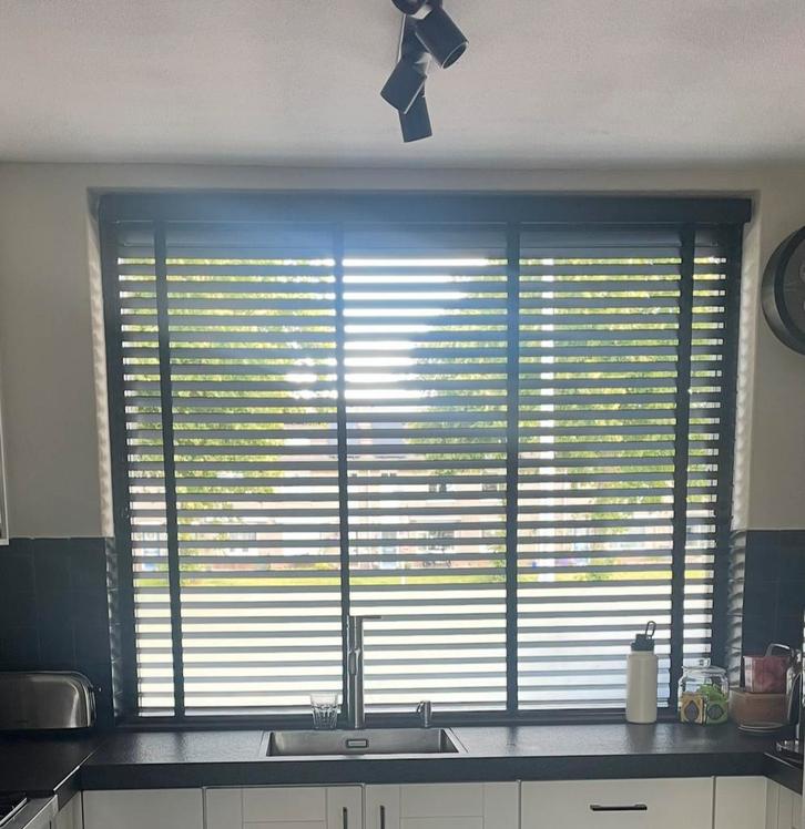 Zwarte jaloezieën joe benelli 1,50 x1,50m, Huis en Inrichting, Stoffering | Gordijnen en Lamellen, Gebruikt, Ophalen of Verzenden