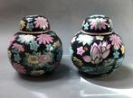 Twee identieke gemberpotjes, zwart met kleurige bloemen, Ophalen of Verzenden