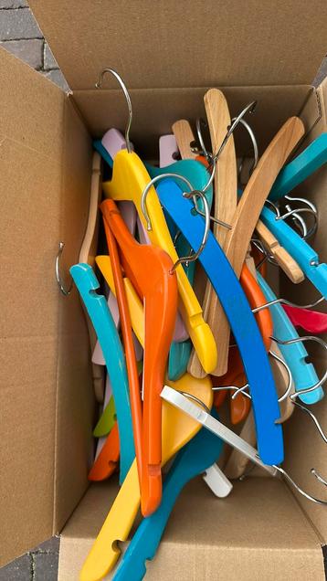 Doos met kinderkeldinghangers - gratis beschikbaar voor biedingen