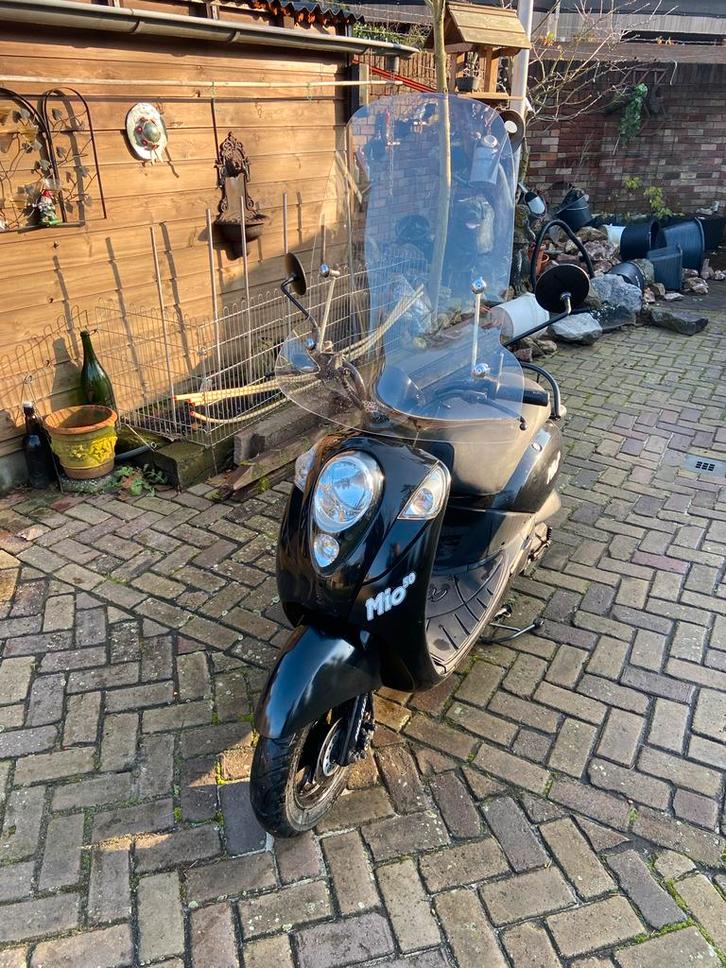 Sym Mio 2015 snorscooter - nette staat!, Fietsen en Brommers, Scooters | SYM, Gebruikt, Mio, Maximaal 25 km/u, Benzine, Ophalen
