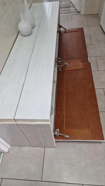 Stijgerhouten Kast met Klepdeuren beschikbaar voor biedingen