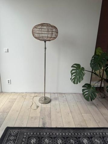 Vloerlamp, staande lamp, laml met rieten kap beschikbaar voor biedingen