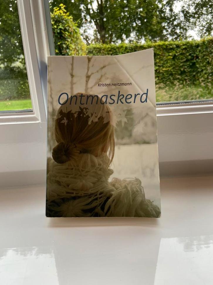 Kristen Heitzmann - Ontmaskerd, Boeken, Romans, Zo goed als nieuw, Ophalen of Verzenden