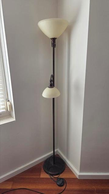 Staande vloerlamp met dimmer t.e.a.b. beschikbaar voor biedingen