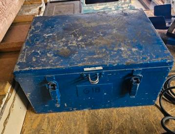 Zware degelijke stalen kist. beschikbaar voor biedingen