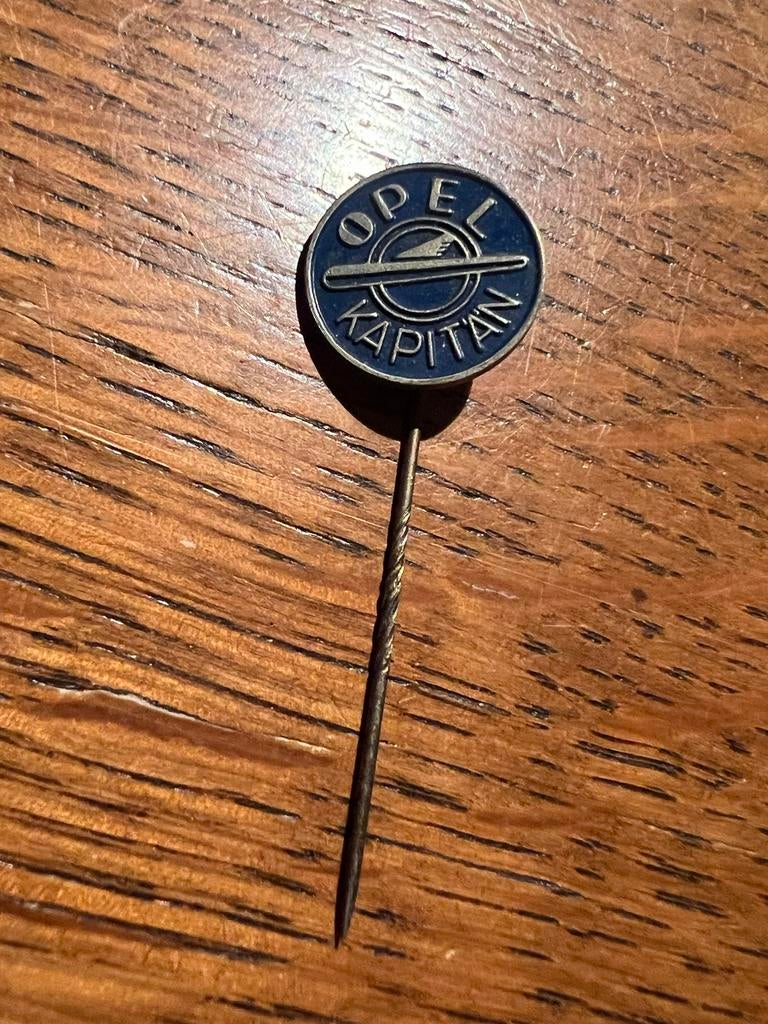 Vintage Opel Kapitän Pin Badge, Auto diversen, Autostickers, Ophalen of Verzenden