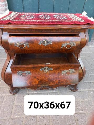 Antieke commode met lades beschikbaar voor biedingen