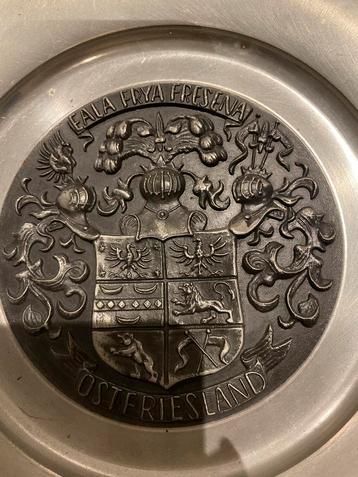 Oude Tinnen Sierbord Ostfriesland beschikbaar voor biedingen