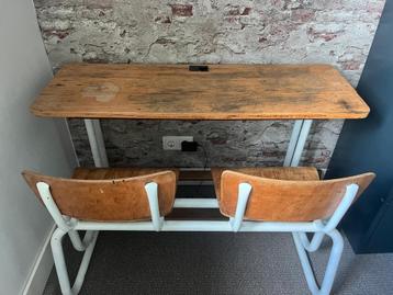 Vintage schoolbankje of dubbele schoolstoeltjes beschikbaar voor biedingen