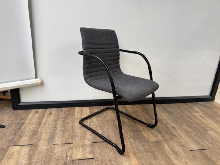 Vergaderstoel ribbel slede frame, Huis en Inrichting, Stoelen, Nieuw, Eén, Kunststof, Stof, Zwart, Ophalen of Verzenden