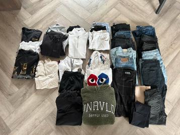 Veel herenkleding beschikbaar voor biedingen