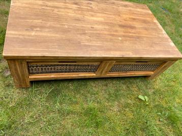 Mooie houten salontafel beschikbaar voor biedingen