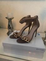 Elegante Guess Pumps met gouden ketting detail nieuw!!, Kleding | Dames, Schoenen, Pumps, Overige kleuren, Nieuw, Ophalen of Verzenden