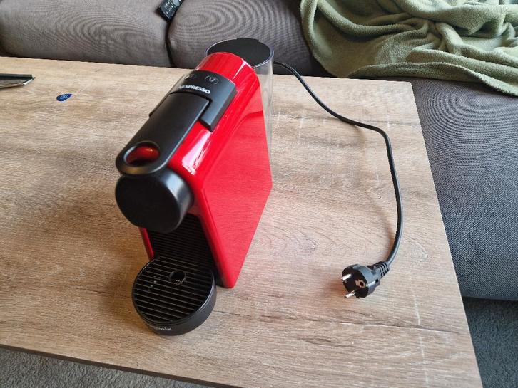 De'Longhi Nespresso Essenza Mini EN85.R - Koffiecupmachine, Witgoed en Apparatuur, Koffiezetapparaten, Zo goed als nieuw, Koffiepads en cups