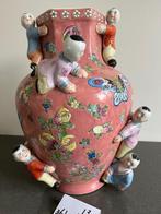 Mooie grote Chinese vaas met poppetjes (36h), Overige kleuren, Aardewerk of Porselein, Nieuw, Ophalen of Verzenden