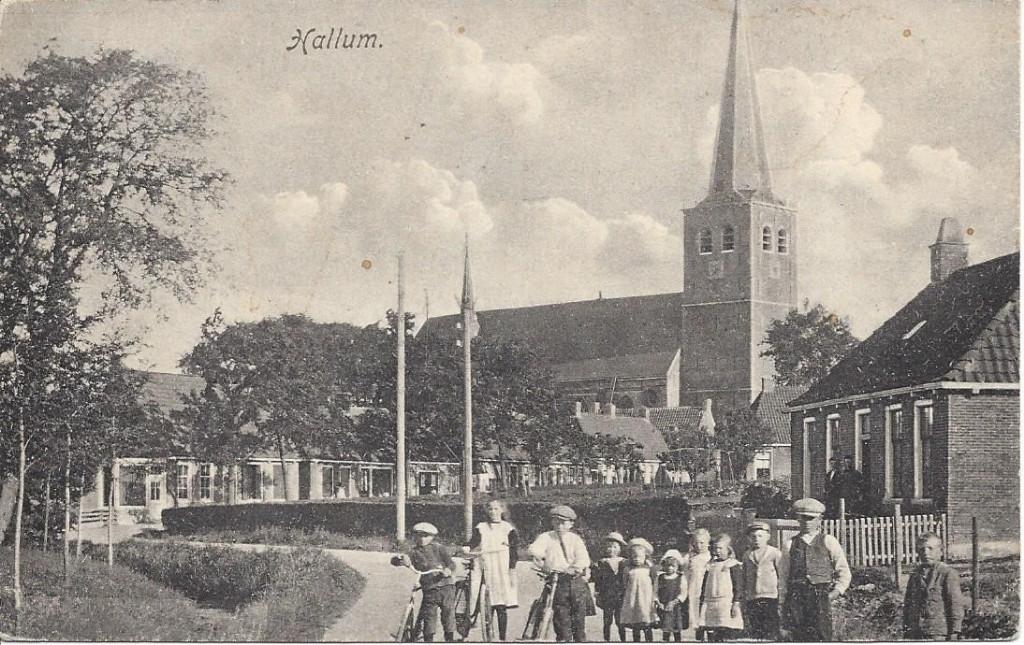Hallum (Frl.) Dorpsgezicht, veel Volk, ca. 1910 gelopen, Ophalen of Verzenden, Voor 1920, Gelopen, Friesland