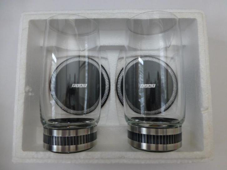 2 Fiat onderzetters met bijpassende glazen, Verzamelen, Glas en Borrelglaasjes, Zo goed als nieuw, Overige typen, Ophalen of Verzenden