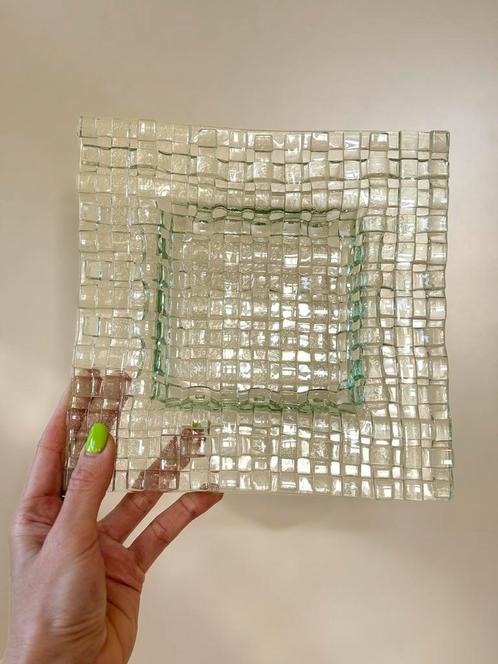 Geblokt design glazen schaal – vierkant - fused art glass, Huis en Inrichting, Woonaccessoires | Schalen en Manden, Zo goed als nieuw