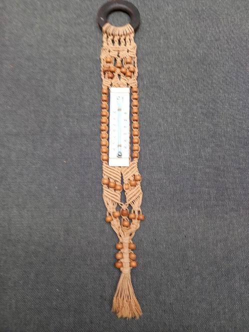 Thermometer op macramé achtergrond., Huis en Inrichting, Woonaccessoires | Thermometers, Gebruikt, Binnenthermometer, Ophalen of Verzenden