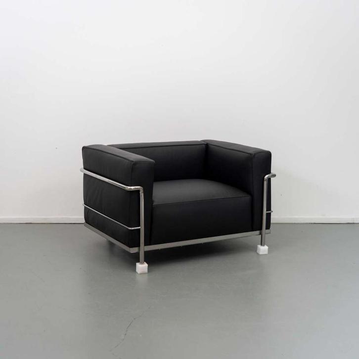 1x Cassina Le Corbusier LC3 fauteuil Zwart - Leer, Huis en Inrichting, Fauteuils, Zo goed als nieuw, Leer, 75 tot 100 cm, Minder dan 75 cm