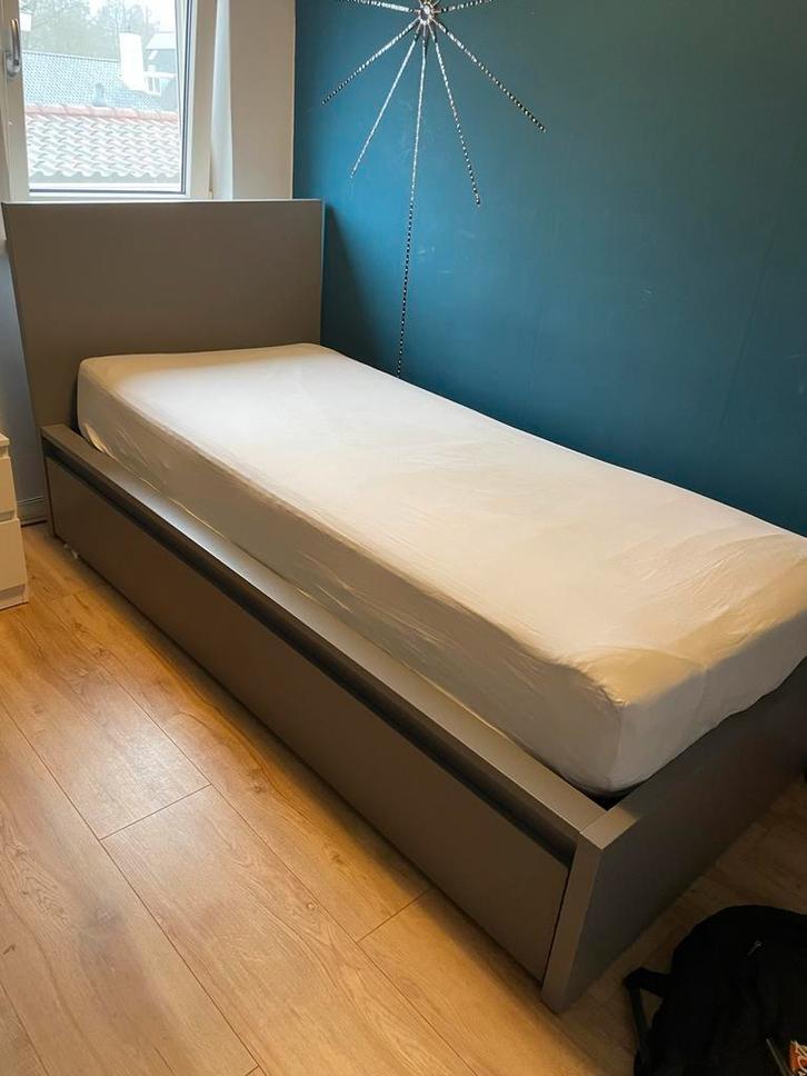 IKEA Malm Bed (grijs) 90x200 met 2 laden + evt. matras, Huis en Inrichting, Slaapkamer | Bedden, Gebruikt, Eenpersoons, 90 cm