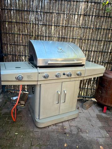 NETTE GAS BBQ IN GOEDE STAAT beschikbaar voor biedingen