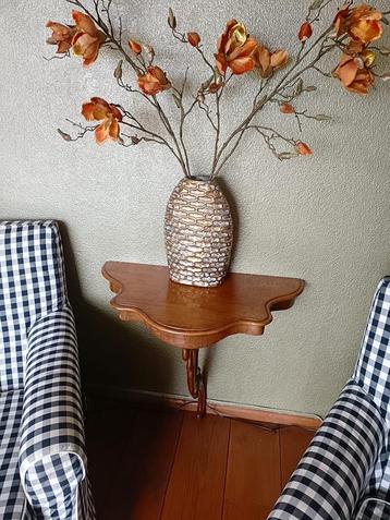 Antieke Sidetable met sierlijke poot beschikbaar voor biedingen